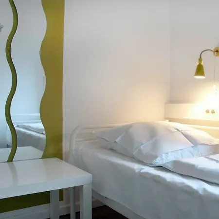 Station - For Backpackers Albergue Colónia